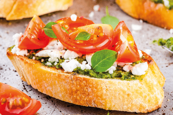 Crostini au pesto, tomates, basilic