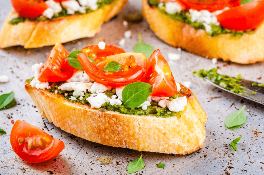 Crostini : pesto, tomate, basilic